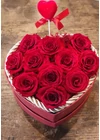 Örökrózsa szív alakú piros díszdobozban 12x10x6cm-es, 11db 4cm-es rózsafejjel