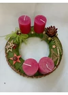Adventi koszorú zöld alapon, piros gyertyákkal