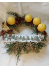 Adventi koszorú szalma alapon, sárga színű gömb gyertyákkal