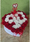 Örökrózsa szív alakú díszdobozban 24x21x9cm-es, 22db 4cm-es vörös 16db fehér 5cm-es fehér rózsafejjel