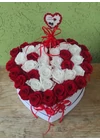 Örökrózsa szív alakú díszdobozban 24x21x9cm-es, 22db 4cm-es vörös 16db fehér 5cm-es fehér rózsafejjel