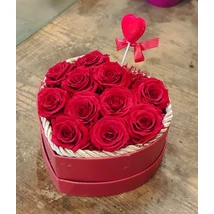 Örökrózsa szív alakú piros díszdobozban 12x10x6cm-es, 11db 4cm-es rózsafejjel