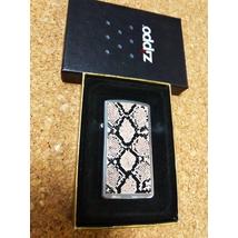200 Zippo öngyújtó ezüst színben,Kígyóbőr mintás, ajándék 50DR Zippo díszdobozban