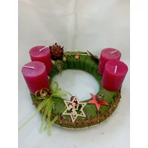 Adventi koszorú zöld alapon, piros gyertyákkal