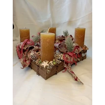 Adventi koszorú narancsos barnás színben fa kereten