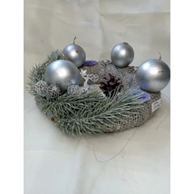 Adventi koszorú ezüst gömbgyertyával