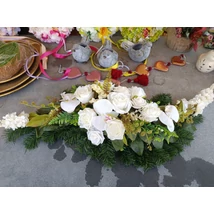 Mindszenti koszorú ,  fehér rózsás, fehér orchideás sír csokor