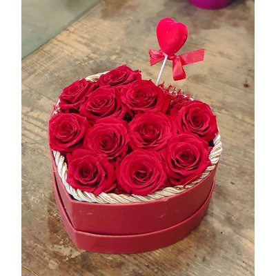 Örökrózsa szív alakú piros díszdobozban 12x10x6cm-es, 11db 4cm-es rózsafejjel