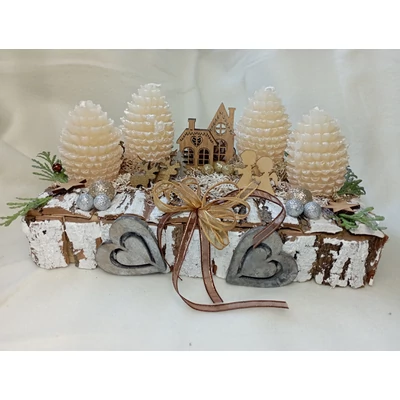 Adventi asztal dísz fa alapon, puder színű toboz gyertyákkal (koszorú)