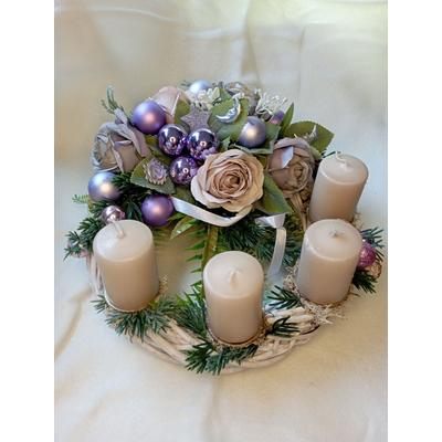 Adventi koszorú fonott fehér alapon, puder színű gyertyákkal