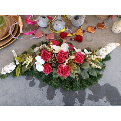 Mindszenti koszorú ,  vörös rózsás, fehér orchideás sír csokor