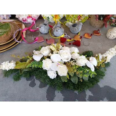 Mindszenti koszorú ,  fehér rózsás, fehér orchideás sír csokor