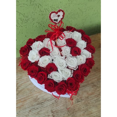 Örökrózsa szív alakú díszdobozban 24x21x9cm-es, 22db 4cm-es vörös 16db fehér 5cm-es fehér rózsafejjel